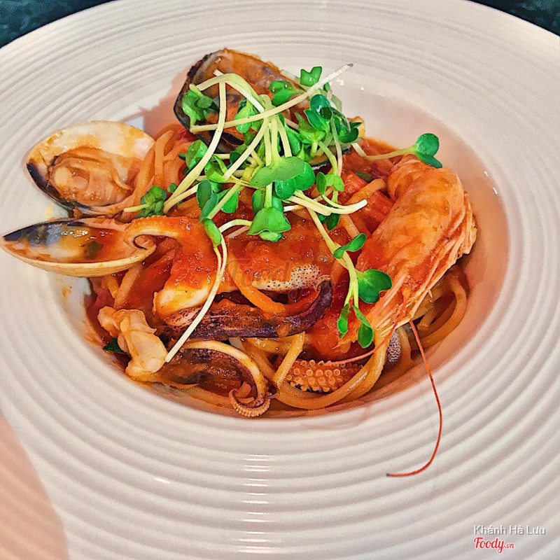 Spaghetti Seafood with Tomato Sauce