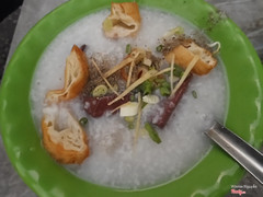 Tô cháo bò viên, có thêm huyết và bánh quẩy