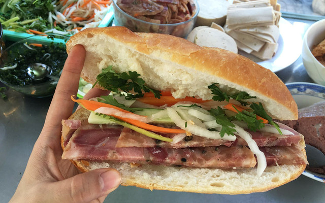 Bánh Mì Pate Thịt Nguội Bà Bắc