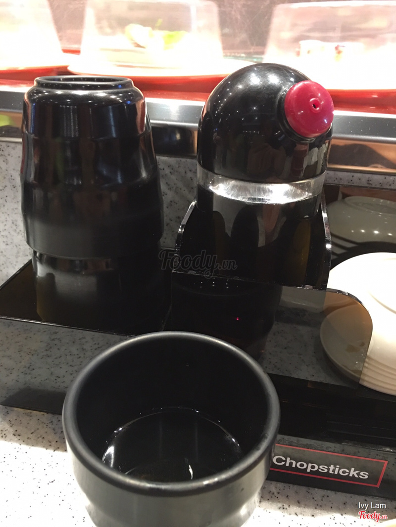 Nước tương và cốc trà