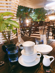 🍁Cafe một mình, tại sao không? Nó không phải là gì khủng khiếp cả. Có khi còn đẹp như những tia nắng tím lam chàm lẫn lộn của một buổi chiều dịu mát . Cafe một mình cũng không hẳn là tệ, vì ở WINDOWS có Cafe Sữa Tươi với những viên cafe mát lạnh tan trong dòng sữa tươi ngọt ngào 💚 ... Cũng tuyệt phải không nè ... 😃 Hôm nay ngồi  một mình, gọi ly Cafe Sữa Tươi ngẩn ngơ nhìn ra đường  "Tháng 8 đã mang theo mùa mưa về HUẾ  rùi nhỉ? ❤️" -----------------🏵️------------- 🏠WINDOWS cafe ⏰6h00A.M - 22:00P.M