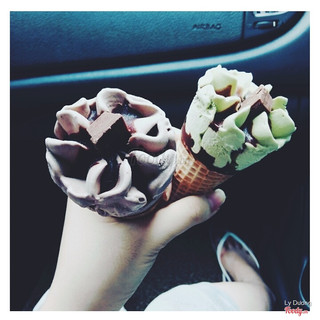 Kem Kitkat đổ bộ 🌞🌞🌞 địa điểm là quán kem ở gần c1 phan thiết,đối diện ủy ban nhân dân phường Phan Thiết.Mình thấy kem ngon,nhưng thanh socola lại k phải kitkat và khá ỉu :(( ăn hết kem có thể sẽ ngấy.cá nhân mình thích matcha hơn là socola,giá 1  em là 25k nha.hơi chát xíu 🍦🍦😫😫😫