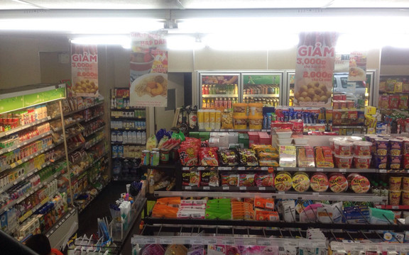 FamilyMart - Lạc Long Quân