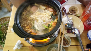 Đánh giá:điểm cộng: quán dể kiếm, giá cả hợp lý, quán sạch sẻ, lẩu ngon. Điểm trừ: không gian quán hẹp bàn ăn nhỏ gây cảm giác hơi khó chịu, nhân viên không được thân thiện cho lắm