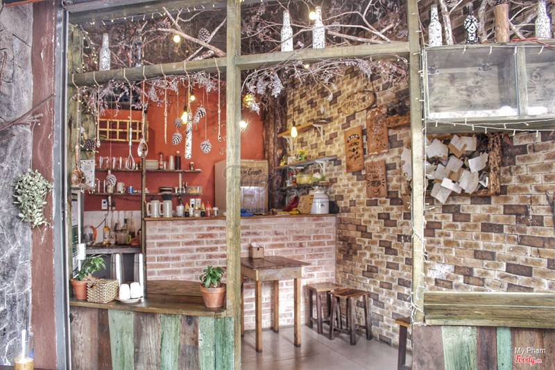 Góc ba phần tư nằm ngay dưới chân cầu thang Labata handmade workshop xinh đáo để