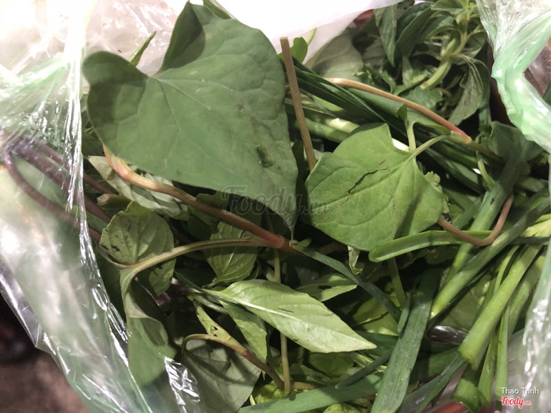 Rau sống ăn kèm bánh hỏi