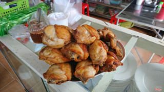 Món tủ của quán: đùi gà chiên sốt hoặc khìa nước dừa, thay đổi theo ngày