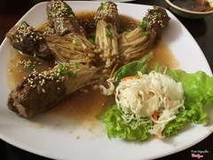 bò cuộn nấm kim châm