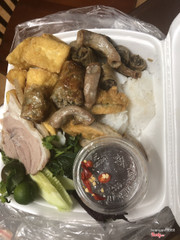 Đầy đủ nhưng mà có tẹo ớt thì để ở ngoài rau thì héo