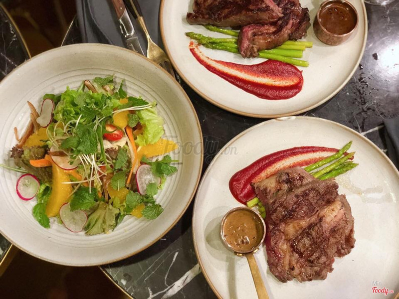 Salad và steak ăn kèm rất ngon, đỡ bị ngán. Do mình gọi Ribeye có hơi nhiều marble nên gọi kèm salad là hợp lí