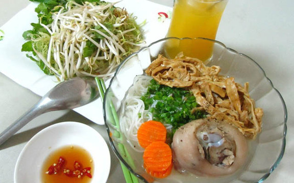 Chánh Lưu - Bún Măng Giò Heo 