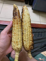 Đặt 10 bắp ngô nướng thì đến 5 bắp như này. Ngô ko tươi, hạt đã xẹp nhăn lại, nướng đi nướng lại nhiều lần hay sao quắt hết cả hạt và rãnh ngô. Ko ăn nổi.