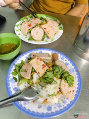 Đĩa đặc biệt thêm chả. Một phần 25k (3 miếng chả 1 chiếc nem)