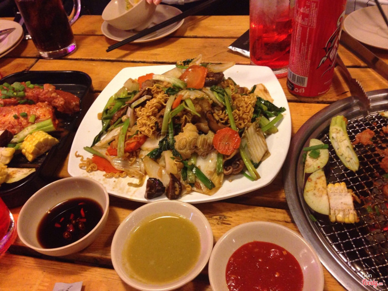 Ngồi chờ nướng chín thì gắp tạm dĩa mì 