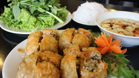 Cô Dung - Bánh Cuốn & Bún Chả Quạt