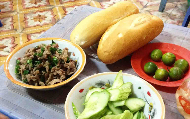 Bánh Mì Bò Băm - Ao Sen