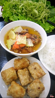 Đây là 1 phần bún chả + 2 nem rán