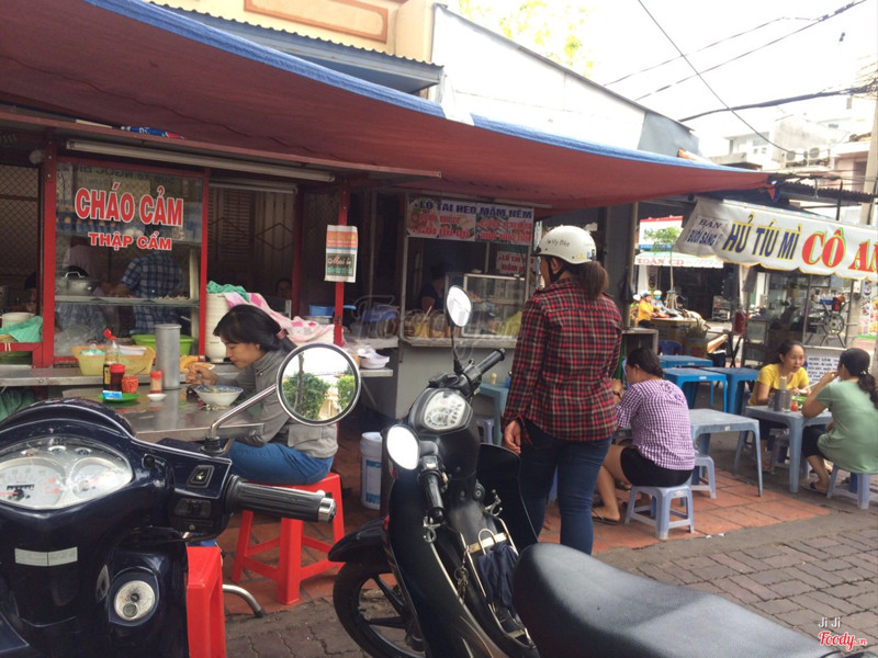 Phía trước quán nha, tuy không phải trong nhà nhưng vẫn sạch sẽ nếu như mà bạn không quá kén nha ;) 