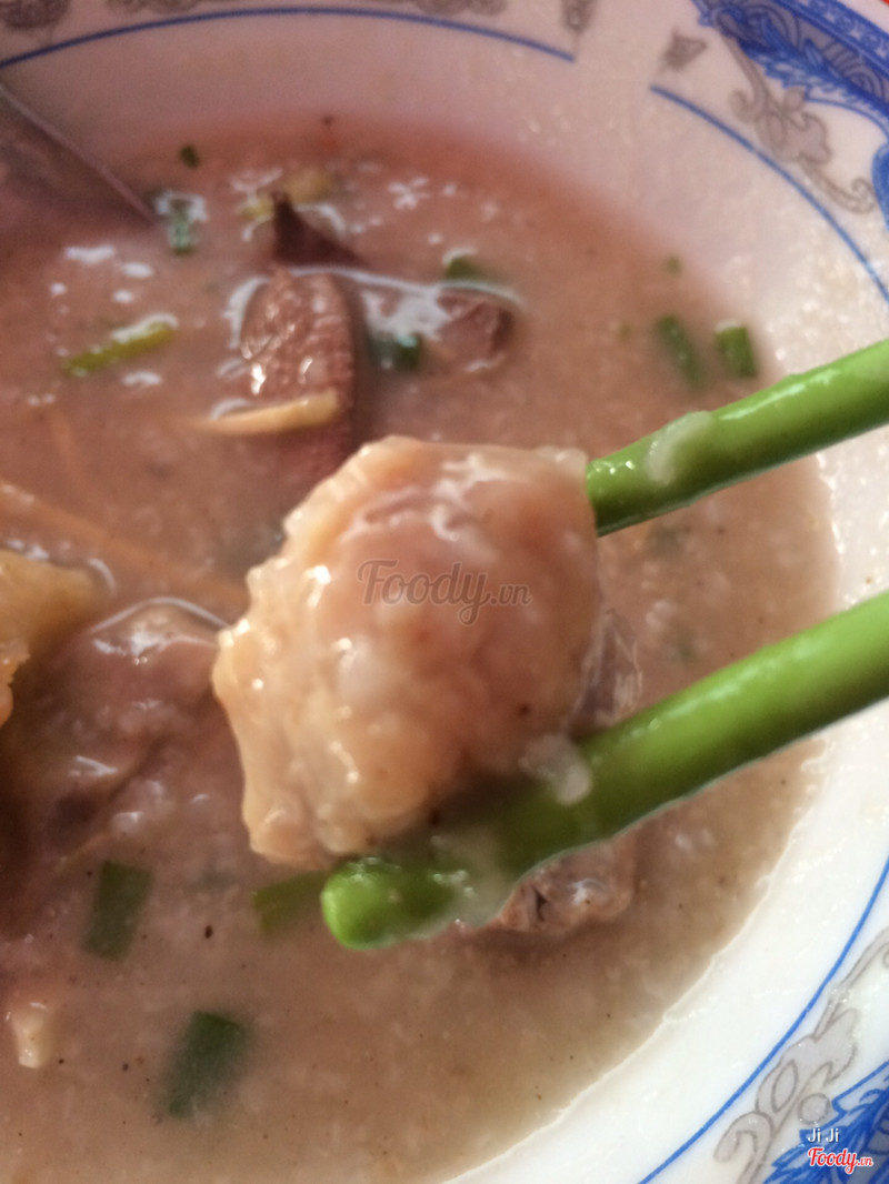 Viên "xíu mại" (mình tạm gọi do không biết chính xác gọi là gì) thơm ngon lắm có vị dầu mè, mình thích nhất viên này trong tô cháo