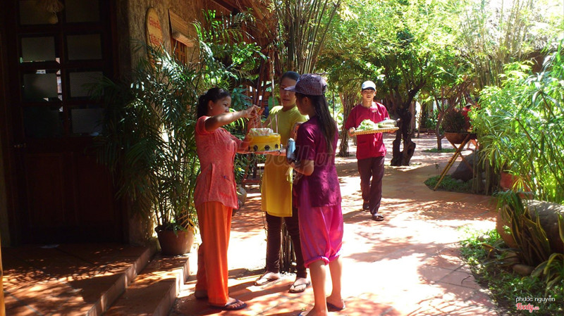 nhân viên bận áo bà ba