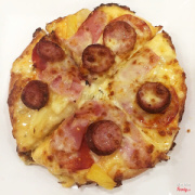 Pizza với dứa, jambong và xúc xích