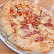 Pizza có phần đế bánh mình có thể lựa chọn là thịt heo hoặc là thịt gà, sau đó được lựa chọn phần nhân có ham, pepperoni, mushroom, seafood v..v..
