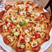 pizza seafood deluxe them viền xúc xích phômai