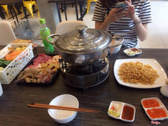 Quán đẹp đồ ăn tạm được. Nước lẩu hơi ngọt. Chắc tại mình k thích ăn ngọt nên vậy. Thái độ nhân viên phục vụ tốt 👍👍👍