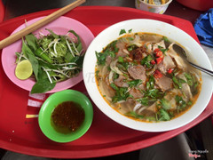 Bún bò 20k/ tô . Ở đây bán giá bình dân mà lại ngon nữa chứ . Cô bán hàng vui tính nữa , chị con gái của cô cũng dễ thương chịu nói chuyện vui với khách lắm . Quán này bán đổi món mỗi ngày k bị ngán 