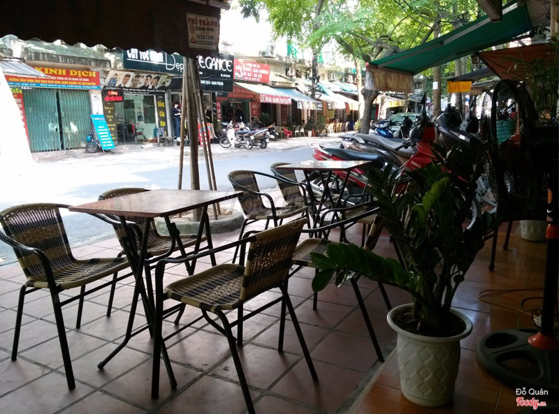 Góc nhìn ra phố của quán