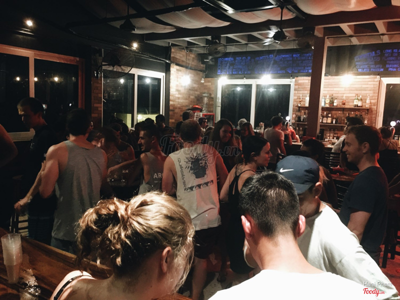 Rooftop bar: Không gian khá nhỏ, khu vực phía ngoài với chừng 5-6 bàn tròn và một ít ghế, khu bên trong thì là ghế bành và couches, mọi người thường tụ tập ở khu ngoài nhiều hơn.