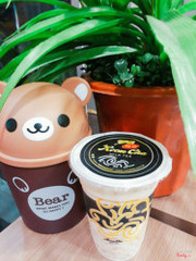 Trà sữa matcha 😚 Vốn rất thích matcha nên hay kén chọn nhưng vị matcha ở Room Cha không quá ngon được cái rất thích và nghiện chân châu pudding thạch cứ phải nói là ngon hết ý mua hẳn 6 cốc 6 loại thạch chân châu khác nhau mà vẫn không chê được nên thử 🤗 view nhỏ nhưng đẹp có cả bên trong và bên ngoài 😊 địa điểm gần bờ hồ tiện lợi mua mang ra ngắm cảnh 😚 nhưng nên xem lại chỗ để xe lúc mình vào xe để hết chố lên loay hoay 15' mới cho xe lên được mà lúc lấy xe thì có ô tô chắn ngang luôn đấy loay hoay mãi không được may có anh nhân viên giúp cho chứ không chân yếu tay mềm không biết làm thế nào luôn 😭 #thanhthanh #keo