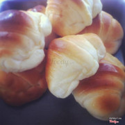 Bánh CROISSANT (phô mai) 
Giá: 35k/hộp(5c) _ 70k/hộp(10c)

Bánh CROISSANT (xúc xích) 
Giá: 45k/hộp(5c) _ 90k/hộp(10c)