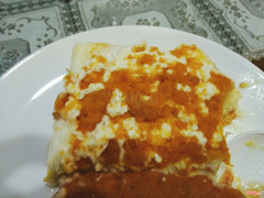 Trứng muối giữa hai lớp bánh