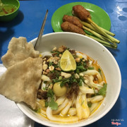 Mì quảng khá ngon gọi thêm nem lụi ăn kèm là tuyệt vời