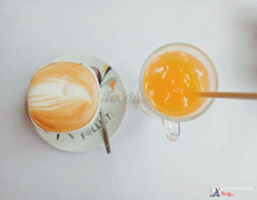 Cappuccino v&#224; nước qu&#253;t