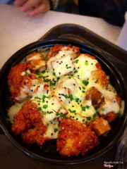 Gà cay phô mai siêu siêu siêu ngon ở Lotte nè, có thể nói đây là món mình ưng nhất ở Lotte luôn ý nhé. Em này ngọt và ngậy vừa phải, có mật ong tẩm bên ngoài gà rán nữa hay sao ý. Cái này ăn cay hơi hơi thôi, mà ăn kèm với khoai bùi bùi nữa là y bài nè nha. Phần này 140k tặng kèm hai lon 7Up, bật mí cho mấy bạn chỗ hẹn hò mới toanh chim oanh luôn trong những ngày mưa gió nè. Cái điểm trừ ở món này là ở chỗ không quá cay, mà gà ít quá nha, 6 miếng bé xinh mà 140k luôn hjxxxx. Mà bạn vẫn cho 8/10 nè nha! Lotte lưu ý không là em cắt món luôn đó ;;_;; Cùng rủ rê hội bạn thân mỗi đứa góp 20k mua phần ăn ngọt ngọt cay cay nóng nóng tránh áp thấp nhiệt đới nào 