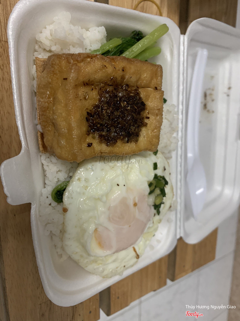 Trứng opla và khuôn đậu là món thêm