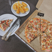 Đây là lần đầu tiên mình ăn pizza của Ông Tây.Nhân viên nói chuyện khá dễ chịu,bánh cũng khá là ổn không quá ngấy