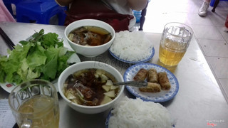 Bún chả 40k. Nem 4k. Ăn hơi nhạt so với các quán bình dân khác. Quán đông nhưng phục vụ nhanh.