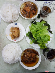 Bún chả thịt và nem hải sản