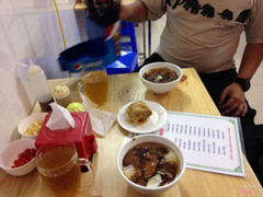 Bún chả suất 40k và nem cua bể 30k