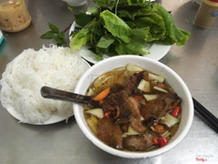 Bún chả Hương Liên 40k/ suất thịt thơm mùi khói (mới ăn ko quen thấy hơi nồng) Nước dùng và thịt tẩm ướp vừa ăn! Đc cái nem hải sản ăn khá ngon, đậm vị hải sản! :D