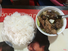 Bún chả ngon đầy ự, siêu nhiều bún, -> rẻ, nhiều thịt nhưng ko được đặc sắc lắm