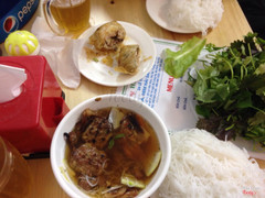 Bún chả suất 40k và nem cua bể 30k, bàn ghế hơi chật