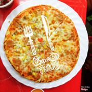 Pizza size 28 chỉ 100k được lựa 2 loại nhân khác nhau cho 1 bánh. Đây là P3 và P10. Phần 3 có thịt xông khói và thịt bò nhưng toàn vụn thịt nhỏ, vì giá rẻ nên chấp nhận. Bánh nói chung mềm, phô mai cũng được. Tóm lại giá bình dân mà được như thế này thì ok r.