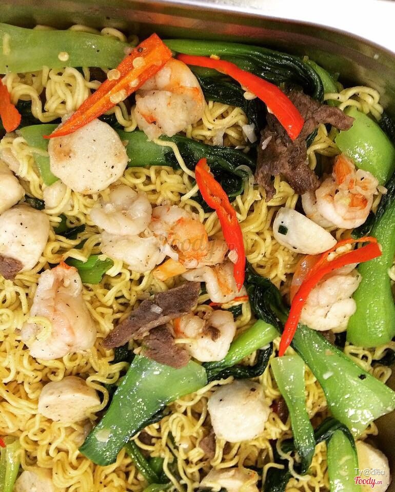 Mì xào hải sản bao ngon lun , thơm nức  tiếc là được ăn có xíu mà mấy khách khác đã ăn hết rồi! 👍🏼😌