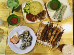 Cơm gà - gimbap - thịt xiên nướng - phở cuốn