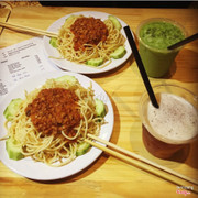 Mỳ sốt bò băm - trà đào - trà thái