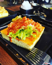 bánh toast chà bông trứng muối